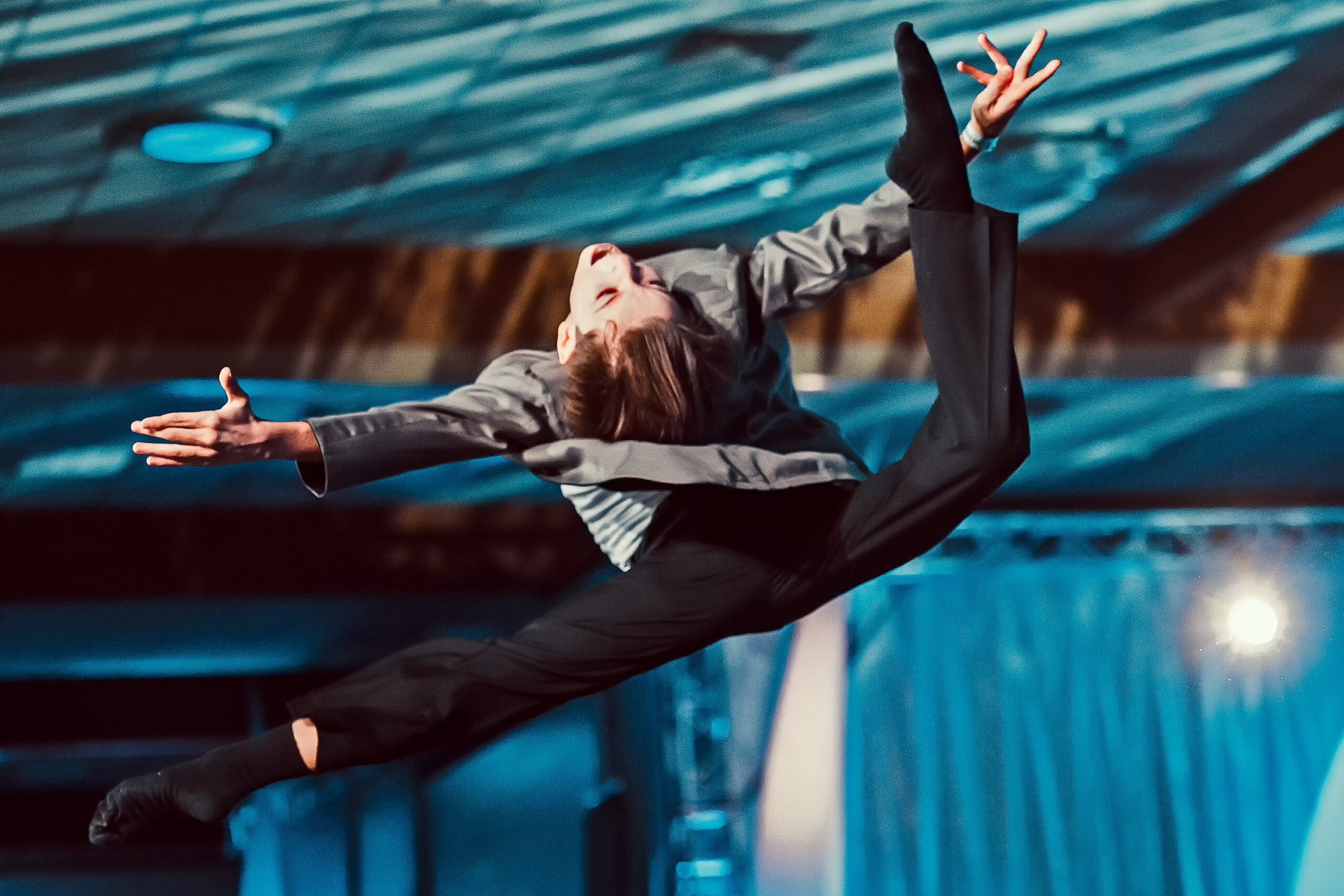 Анди Исмаили почнал самоуко да учи на „Јутјуб“, а на 14 години е двократен светски шампион во модерен балет