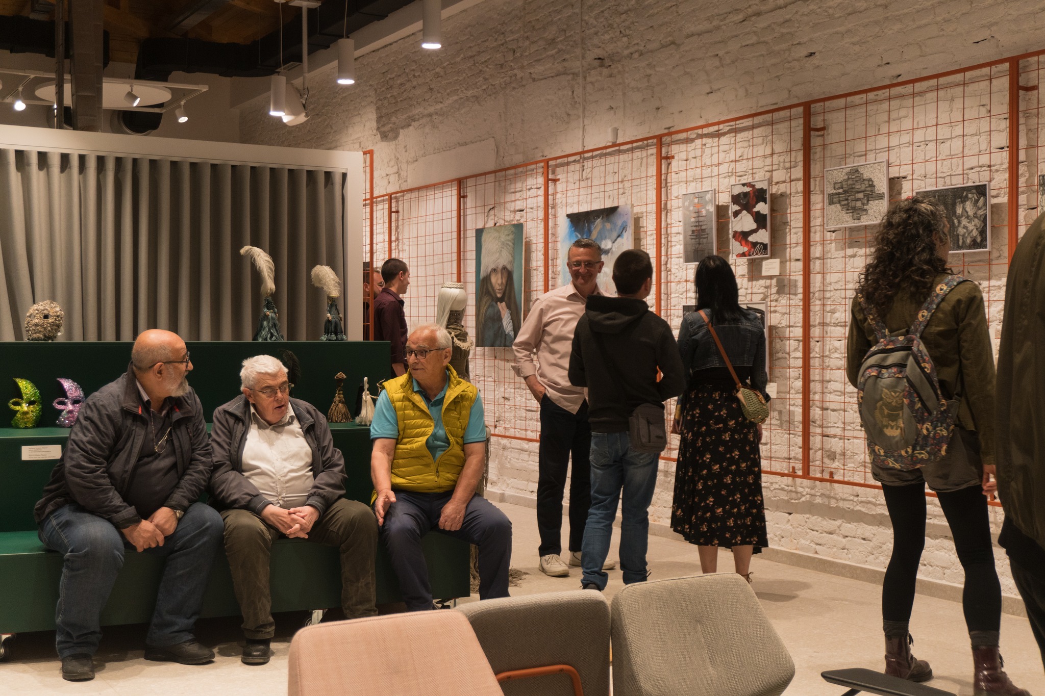 Атмосферата на отворањето на изложбата Реоткривање, деловена преку фотографии во Europe House Струга
